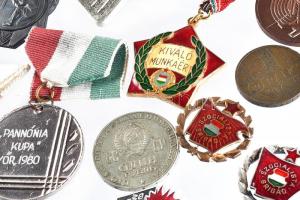 Kis doboznyi vegyes szocialista kitüntetés, emlékérem, sportérem és fémpénz tétel T:vegyes