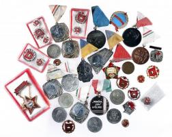 Kis doboznyi vegyes szocialista kitüntetés, emlékérem, sportérem és fémpénz tétel T:vegyes