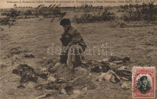Bulgarian military commander Dimitar Madzharov in front of remains of Bulgarians after the battle of Fere, killed by the Ottoman forces, 1913.