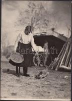 cca 1920-1930 Kerny István (1879-1963): Baromfi etetés (Tura), pecséttel jelzett vintage néprajzi fotó, feliratozva, 24x17 cm