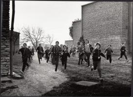 cca 1970-1980 Csigó László: Tíz perc szünet az iskolában, pecséttel jelzett vintage fotó, 17x23 cm