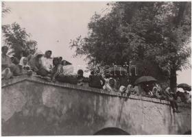 cca 1930-1940 Reich Péter Cornel: Búcsúsok Mária Besnyőn hallgatják a prédikációt a kolostor udvarán, pecséttel jelzett, feliratozott vintage szociofotó, 20x30 cm