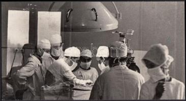 cca 1950-1960 Műtőben, kartonra kasírozott fénykép, 15x27 cm