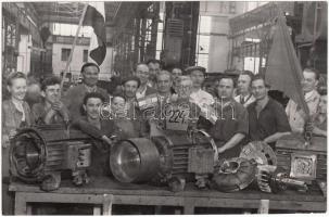 1951 szeptember 18. Láng Gépgyár, brigád csoportkép zászlókkal, 12x18 cm