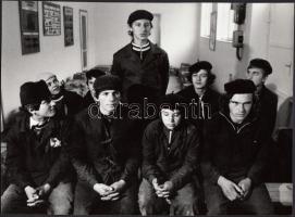 cca 1970 Gyenes Kálmán: Szakmunkástanulók, feliratozott vintage riportfotó, 18x24 cm
