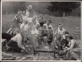 cca 1950-1960 Családi piknik az erdőszélen, 18x24 cm