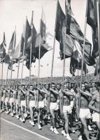 Tömegjelenetek az 1960-1970-es évekből, 3 db szocreál életkép, 13x18 cm