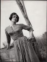 cca 1960 Az új vízhordó menyecske aratás időben, 24x18 cm