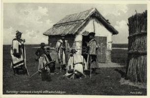 Hortobágy, Juhászok a kunyhó előtt
