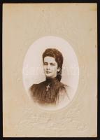 cca 1880 Sisi (Erzsébet magyar királyné), keményhátú fotó, dombornyomott, címeres papírkeretben / Empress Sisi wife of Franz Joseph I, Photo in embossed frame. 15x21 cm