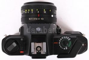 Pentax P30 márkájú fényképezőgép Riconar 1:22-es objektívvel, jó állapotban hozzá Mitakon MC zoom 1:...