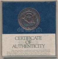 Amerikai Egyesült Államok 1985. "Stroh futása a Szabadság-szoborért II" Br emlékérem a Szabadság-szobor eredeti anyagából készítve, tanúsítvánnyal dísztokban T:1 USA 1985. "Stroh's run for Liberty II" commemorative bronze medallion crafted from authentic materials from the Statue of Liberty, with certificate, in case C:Unc