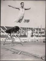 cca 1950-1960 Romolo del Papa (Róma): A gyakorlat vége, pecséttel jelzett vintage sportfotó, 24x18 cm