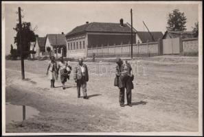 cca 1950 Városi népek faluhelyen, nyári nagy melegben, jelzetlen életkép, 16x23 cm