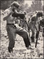 cca 1970 Urbán Tamás: Hanság, ha megtelik sárral a csizma, pecséttel jelzett, feliratozott vintage fotó a Magyar Ifjúság archívumából, a kép felületén hiba, retusálva, 24x18 cm