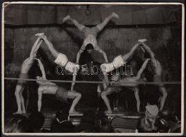 cca 1950 Tiszavölgyi József: Embergúla, atléták produkciója, pecséttel jelzett vintage fotó, 13x17 cm