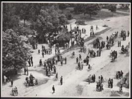 1949 június 26. Tiszavölgyi József: Választások napján a falu főterén, pecséttel jelzett vintage fotó, 12,5x17 cm