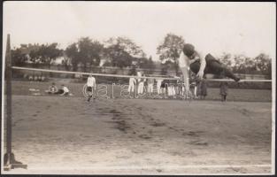cca 1930-1940 Schäffer udv. fényképész: Kovácshegyi Erzsébet TFSC  magasugró versenyen, pecséttel jelzett vintage fotólap, 9x14 cm