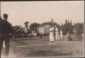cca 1930-1940 Pobuda Alfréd (1876-1942): Női távolugró verseny, pecséttel jelzett vintage fotó, 11x17 cm