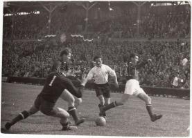 1953 április 26. Bojár Sándor (1914-2000): Magyar-Osztrák 1:1, Bp., Dózsa stadion, pecséttel jelzett, feliratozott vintage fotó, 13x18 cm