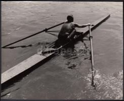 cca 1930-1940 Reich Péter Cornel: Egypár evezős a Dunán, pecséttel jelzett vintage fotó, 12x15 cm