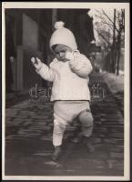 cca 1930 Kinszki Imre (1901-1945: Gáborka egy éves, jelzetlen vintage fotó a szerző hagyatékából, 18x13 cm
