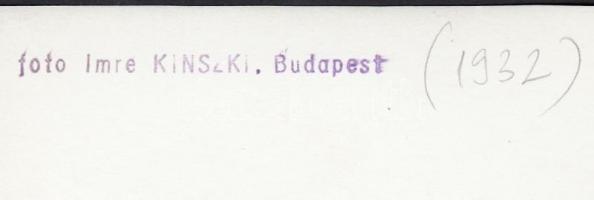 1932 Kinszki Imre (1901-1945: Körhintán, pecséttel jelzett vintage fotó, 11,5x17,5 cm