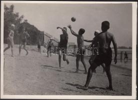cca 1930-1935 Kinszki Imre (1901-1945: Labdázók a Duna parton, jelzetlen vintage fotó a szerző hagyatékából, 13x18 cm