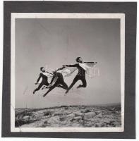 cca 1930-1940 Szöllősy Kálmán (1887-1976): Hármas felugrás a hegytetőn, jelzetlen vintage fotó Szentpál Olga archívumából, 6x6 cm