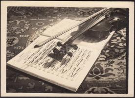 cca 1930-1940 Pöltinger Gusztáv: Hegedű és kotta, jelzetlen vintage csendélet a szerző hagyatékából, 6x9 cm