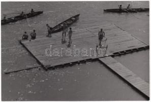 1941 Korschelt Miklós (1900-1982): Kezdődik a vízi élet a Dunán, pecséttel jelzett vintage alkotás, 11x17 cm