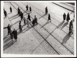 cca 1940-1950 Sevcsik Jenő (1899-1996): Késő délután a körtéren, jelzetlen vintage fotó a szerző hagyatékából, 9x12 cm