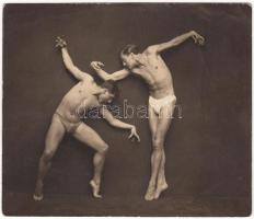 cca 1930-1940 Angelo (1894-1974) vintage fotója mozdulatművészekről, hátoldalán matricával jelzett, 8x9,5 cm