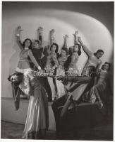 cca 1930-1940 Leichtner Ezsébet vintage fotója Szentpál Olga tánccsoportjának tagjairól, pecséttel jelzett, 21x17 cm