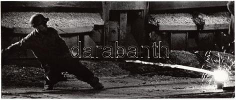 cca 1970-1980 Szűcs Miklós: Mintavétel, vintage fotóművészeti alkotás, feliratozva, 10x24 cm