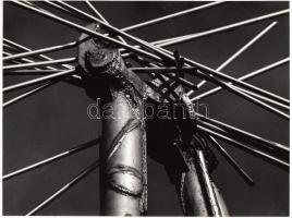 cca 1970-1980 Gebhardt György (1910-1993): Kompozíció (szocreál szobor részlet), vintage fotóművészeti alkotás, feliratozva, 18x24 cm