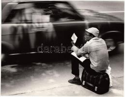 cca 1970-1980 Gotthard Schneider: Wird einer halten?, pecséttel jelzett vintage fotó, 17x22 cm