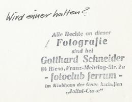 cca 1970-1980 Gotthard Schneider: Wird einer halten?, pecséttel jelzett vintage fotó, 17x22 cm