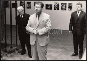 1970 Demjén Gábor: Réti Pál fotókiállítást nyit meg, pecséttel jelzett vintage fotó, 12x18 cm