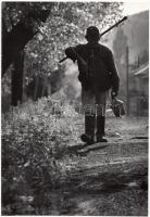 cca 1970-1980 Adam Eisenlöffel: Hazafelé a kaszálóról, vintage fotóművészeti alkotás, pecséttel jelzett, 22x15 cm