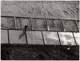 cca 1970-1980 Zsigri Oszkár: Locsoló, vintage fotóművészeti alkotás, feliratozva, 18x24 cm