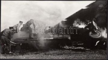 cca 1950-1960 Mentés egy lezuhant repülőgépből, 13x24 cm