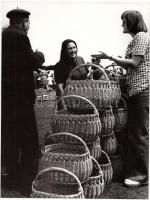 cca 1970-1980 Müller Ferenc (1931-): Piaci életkép, vintage fotóművészeti alkotás, pecséttel jelzett, 24x18 cm