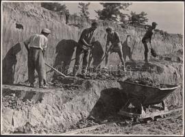 cca 1960 Markovics Ferenc (1936-): Agyagbányászok, feliratozott vintage szociofotó, 17x23 cm