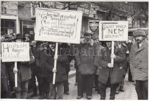 cca 1947-1948 Ceglédi parasztküldöttség Budapesten tüntet, jelzetlen szociofotó, későbbi másolat (cca 1970), 8x12 cm