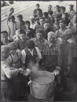 cca 1930-1940 Ingyen konyha munkanélkülieknek, jelzetlen szociofotó, későbbi másolat (cca 1970), 12x9 cm