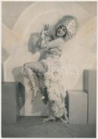 cca 1930-1940 Photo Hadir (Alep, Syrie): Magyar táncosnő vendégszereplése Szíriában, műtermi reklámfotó (felületi hibákkal), 20x14 cm