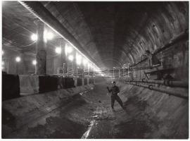 1975 Módos Gábor(1939-): Metróépítés, jelzetlen, bemutatva a Magyarország ma című fotókiállításon 1975-ben, a Magyar Munkásmozgalmi Múzeumban, 18x24 cm