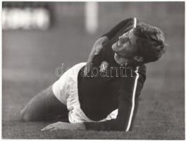 1975 Farkas József: Török Péter válogatott labdarugó, sportfotó, jelzetlen, bemutatva a Magyarország ma című fotókiállításon 1975-ben, a Magyar Munkásmozgalmi Múzeumban, 18x24 cm