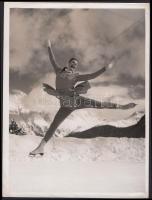 1948 Téli Olimpia, St. Moritz, Miss Jill Lindsay angol versenyző szép felugrása,a The Times archívumából, angolul feliratozott sport-reklámfotó, 22x17 cm